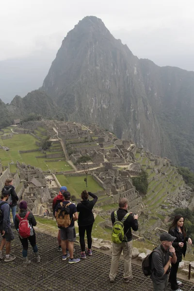 Machu Pichuu Pueblo Perú Septiembre 2018 Turistas Identificados Tomando Fotos —  Fotos de Stock