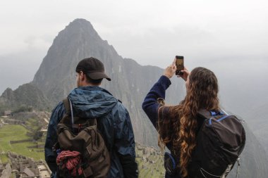 Machu Pichuu Pueblo, Peru - 13 Eylül 2018: tanımlanamayan turist Machu Pichuu Cuzco, Peru koridorları içinde fotoğraf çekmek. Taşlar elle oyulmuş. UNESCO Dünya Miras Listesi.