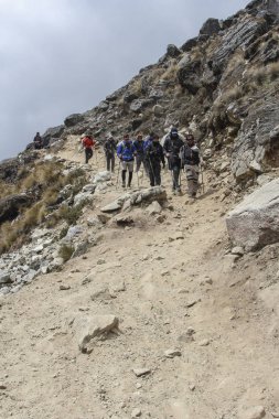 Machu Pichuu Pueblo, Peru - 13 Eylül 2018: Cuzco Peru tehlikeli Salkantay dağ trek bulutlu günde hiking yürüyüşçülerin bir tanımlanamayan grubu