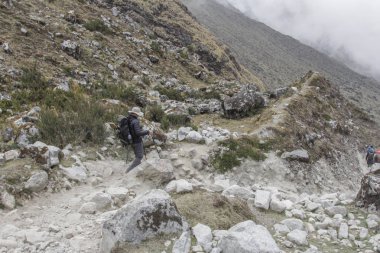 Machu Pichuu Pueblo, Peru - 13 Eylül 2018: Cuzco Peru tehlikeli Salkantay dağ trek bulutlu günde hiking bir tanımlanamayan trekker