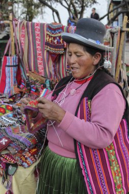 Machu Pichuu Pueblo, Peru - 13 Eylül 2018: Kimliği belirsiz kadın sokakta koyun yün Cuzco Peru ile çalışan tipik giysili