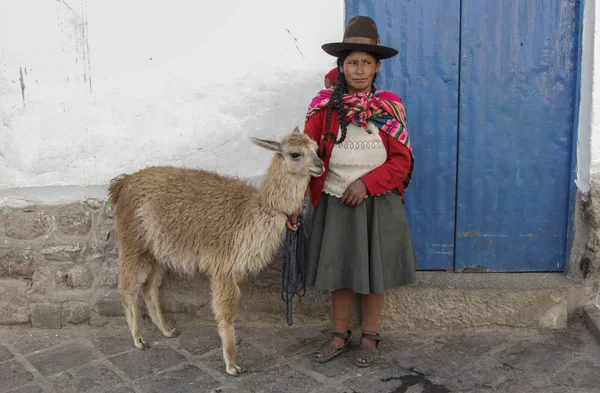 Machu Pichuu Pueblo Peru Września 2018 Kobieta Typowe Ubrania Ulicy — Zdjęcie stockowe