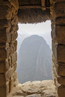 Bulutlu bir günde pencere Machu Pichuu üzerinde. Cuzco, Peru. Taşlar için mükemmel bir derleme oyulmuş. UNESCO Dünya Miras Listesi.