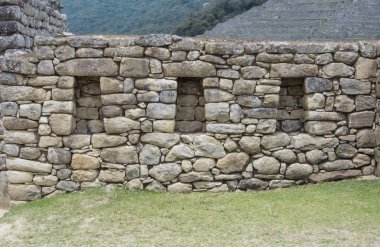 Machu Pichuu bulutlu bir günde görüntüleyin. Cuzco, Peru. Taşlar için mükemmel bir derleme oyulmuş. UNESCO Dünya Miras Listesi.