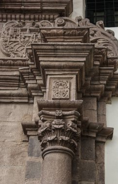 Koloni Katolik Kilisesi duvar mimari detay Cuzco Peru. El ile taş oyma.