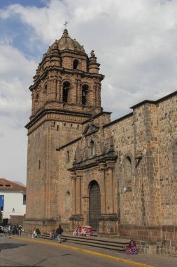 Bir eski Katolik kilise cephe Cuzco Peru yakın çekim