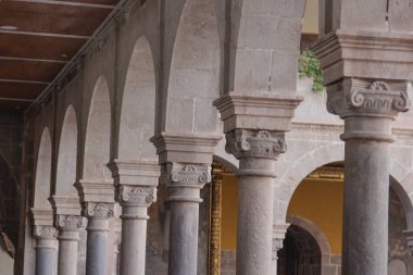 İç Mimarlık ve kemerler Templo de Santo Domingo Cuzco Peru detayını. Tarihsel bölge. Koricancha en önemli tapınağın İnka İmparatorluğu, Güneş Tanrı'ya adanmış oldu.