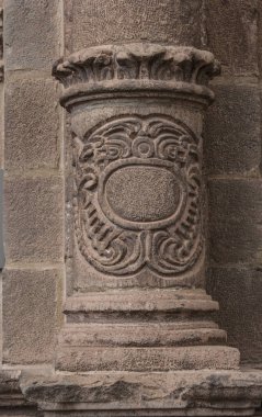 Koloni Katolik Kilisesi duvar mimari detay Cuzco Peru. El ile taş oyma.