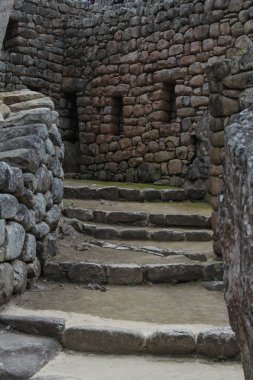 Machu Pichuu bulutlu bir günde görüntüleyin. Cuzco, Peru. Taşlar için mükemmel bir derleme oyulmuş. UNESCO Dünya Miras Listesi.