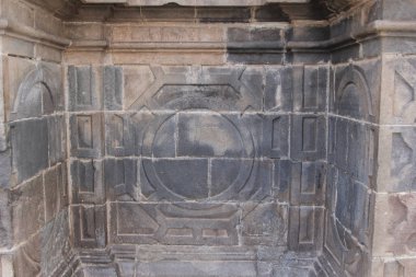 Koloni Katolik Kilisesi duvar mimari detay Cuzco Peru. El ile taş oyma.