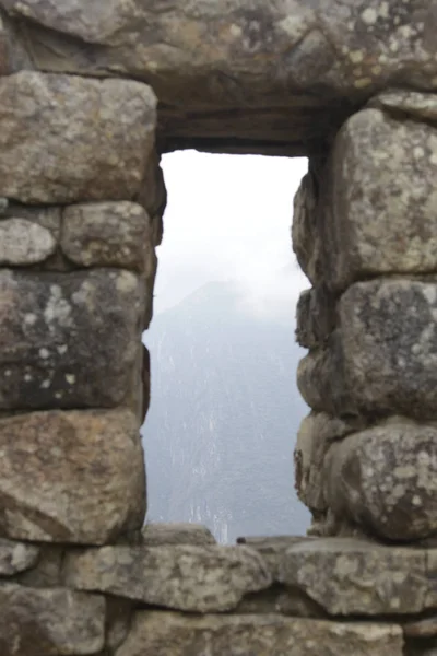 曇りの日にマチュピチュ Pichuu 上のウィンドウ クスコ ペルー 完璧なアセンブリのため石の彫刻 ユネスコ世界遺産 — ストック写真