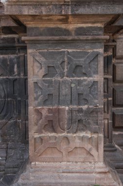 Koloni Katolik Kilisesi duvar mimari detay Cuzco Peru. El ile taş oyma.