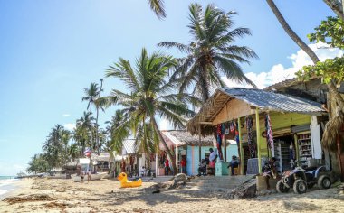 Punta Cana bölgede güneşli bir gün kumsalda Bavaro mağazalarında yakın Punta Cana, Dominik Cumhuriyeti - 22 Ekim 2018: Tanımlanamayan kişi.