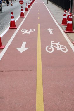 Sao Paulo, Brezilya 24 Kasım 2018: Bisiklet yolu Paulista Avenue. Bu en önemli geçitler, şehir Sao Paulo, şehrin ana mali merkezlerinden biridir.