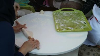 Sao Paulo, Brezilya 9 Aralık 2018: geleneksel Orta Doğu bir sokak Kültür Festivali Sao Paulo Brezilya içinde Ekmek pişirme kimliği belirsiz bir kadın.