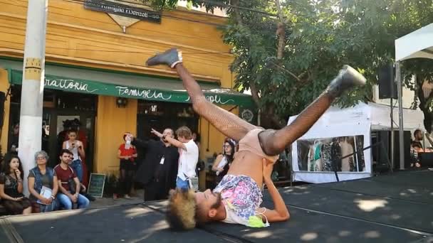 Sao Paulo, Brasilien 9. Dezember 2018: Unbekannter Mann tanzt bei einem öffentlichen und kulturellen Straßenfest in Sao Paulo Brasilien. Moderner und sinnlicher Tanz.