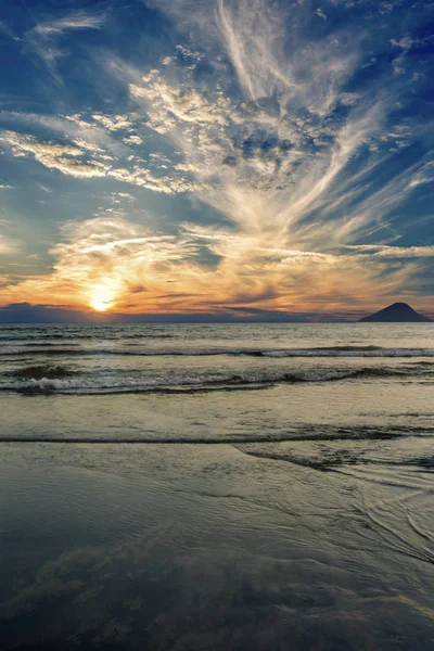 Sahilde dramatik günbatımı arka plan