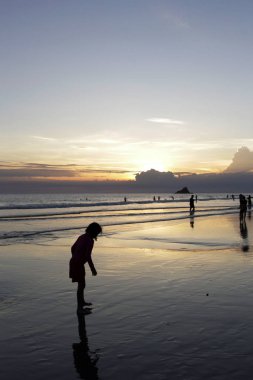 İnsanlar siluet sahilde günbatımı arka plan