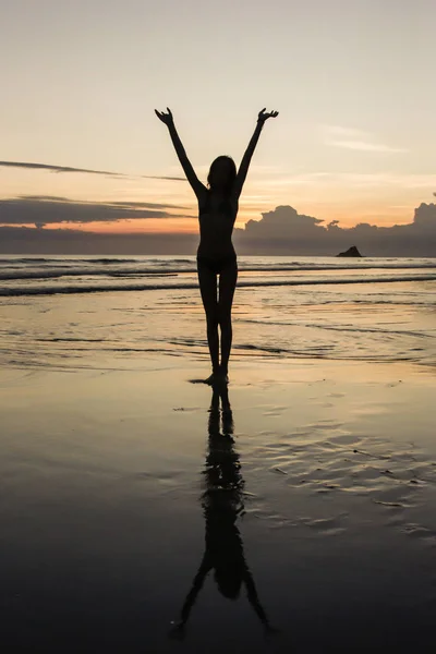 Дівчина Силует Фоні Заходу Сонця Пляжі — стокове фото