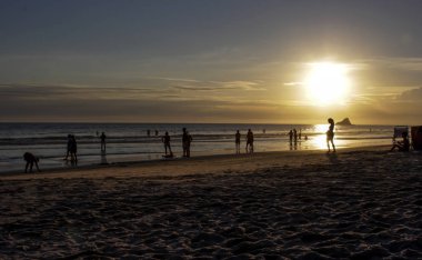 İnsanlar siluet sahilde günbatımı arka plan