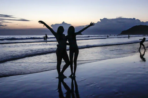 Силует Молодих Дівчат Заході Сонця Пляжі — стокове фото