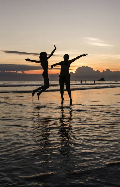 Силует Молодих Дівчат Стрибають Заході Сонця Пляжі — стокове фото