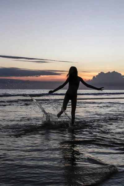 Дівчина Силует Біжить Тлі Заходу Сонця Пляжі — стокове фото