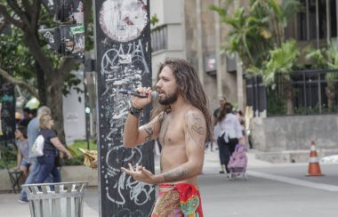 Sao Paulo, Brezilya - Şubat 17,2019: kimliği belirsiz şarkı rock Pazar sabahı Paulista bulvarında bir grupla.