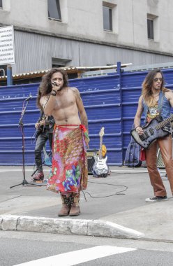 Sao Paulo, Brezilya - Şubat 17,2019: kimliği belirsiz şarkı rock Pazar sabahı Paulista bulvarında bir grupla.