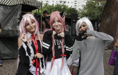 Sao Paulo, Brezilya - Şubat 17,2019: tanımlanamayan kızlar giyinmiş bir kostüm Cosplay yürümek 2019 yılında Paulista Avenue. Cosplay bir geleneksel Japon pop kültürünün bir parçasıdır.
