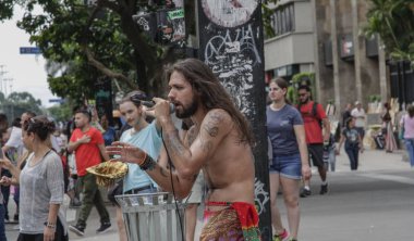Sao Paulo, Brezilya - Şubat 17,2019: kimliği belirsiz şarkı rock Pazar sabahı Paulista bulvarında bir grupla.