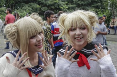 Sao Paulo, Brezilya - Şubat 17,2019: tanımlanamayan kızlar giyinmiş bir kostüm Cosplay yürümek 2019 yılında Paulista Avenue. Cosplay bir geleneksel Japon pop kültürünün bir parçasıdır.