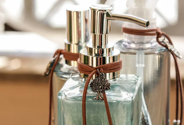Şeffaf Cam Bir Şişede Dekorasyonla Birlikte Aromatik Oda Parfümü — Stok fotoğraf