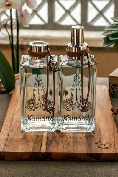 ラベルに名札のついた透明なガラス瓶の中の芳香族空気清浄機 — ストック写真
