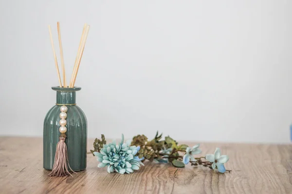 Aromatisk Luftfräschare Grön Glasflaska Med Blommor Utanför — Stockfoto