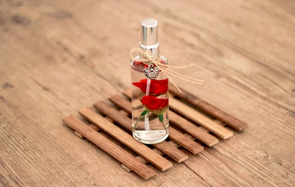 Aromatische Home Spray Luchtverfrisser Een Transparante Glazen Fles Met Bloem — Stockfoto