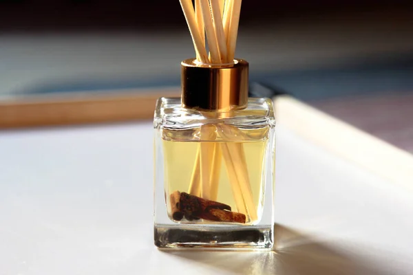 Aromatische Luchtverfrisser Een Transparante Glazen Fles Met Witte Kaneel Binnenin — Stockfoto