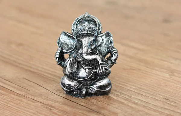 Posąg Hinduskiego Słonia Ganesha Nad Drewnianym Stołem Obrazy Stockowe bez tantiem