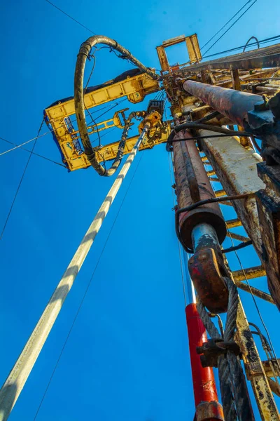 Alan petrol ve gaz üretim için iyi sondaj. Derrick, cihazlar ve kuyu sondaj için. Boru döner ve kuyuya gider.