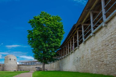 Tarihi binalar. Zamanımıza yaşamıştır antik kale kuleleri ve duvarlar ile.