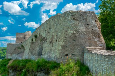 Tarihi binalar. Zamanımıza yaşamıştır antik kale kuleleri ve duvarlar ile.