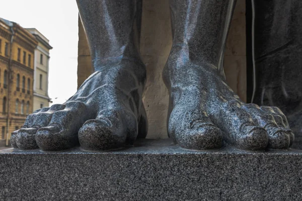 Voeten Van Graniet Zijn Een Fragment Van Een Stenen Standbeeld — Stockfoto