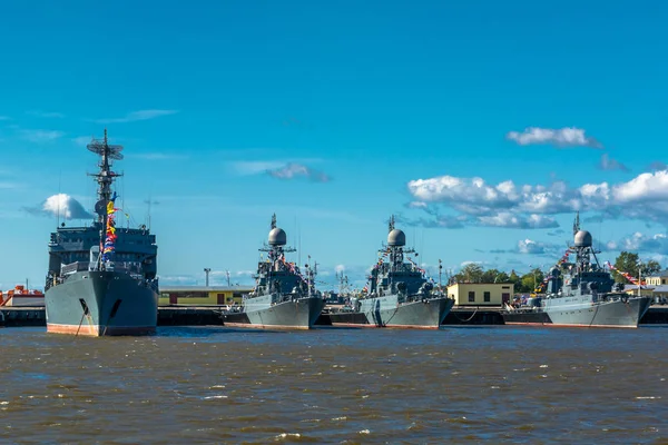 海军基地 有武器的军用船只在码头 平静的海 — 图库照片
