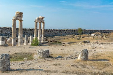 Antik mimarlık tarihi Parkı. Kalıntıları korunmuş antik Yunan ve Roma binası ve kentsel altyapı.