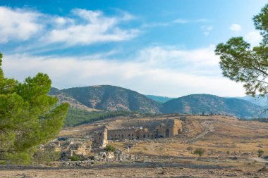 Antik mimarlık tarihi Parkı. Kalıntıları korunmuş antik Yunan ve Roma binası ve kentsel altyapı.