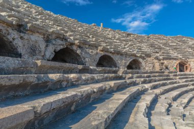 Yan Türkiye'deki antik Roma kenti kalıntıları. Binalar, tiyatro ve diğer altyapı antik kentin kalıntıları. Antik Yunan ve Roma dönemlerin tarihsel anıtlar.