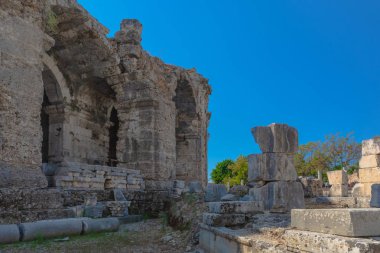 Yan Türkiye'deki antik Roma kenti kalıntıları. Binalar, tiyatro ve diğer altyapı antik kentin kalıntıları. Antik Yunan ve Roma dönemlerin tarihsel anıtlar.