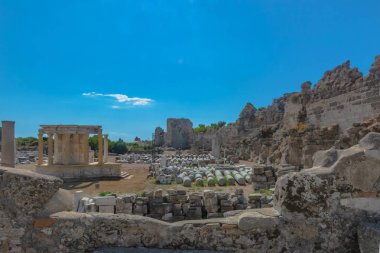 Yan Türkiye'deki antik Roma kenti kalıntıları. Binalar, tiyatro ve diğer altyapı antik kentin kalıntıları. Antik Yunan ve Roma dönemlerin tarihsel anıtlar.