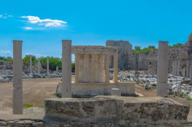 Yan Türkiye'deki antik Roma kenti kalıntıları. Binalar, tiyatro ve diğer altyapı antik kentin kalıntıları. Antik Yunan ve Roma dönemlerin tarihsel anıtlar.