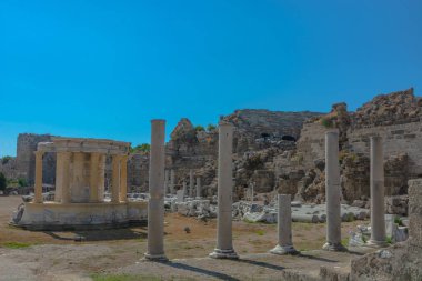 Yan Türkiye'deki antik Roma kenti kalıntıları. Binalar, tiyatro ve diğer altyapı antik kentin kalıntıları. Antik Yunan ve Roma dönemlerin tarihsel anıtlar.